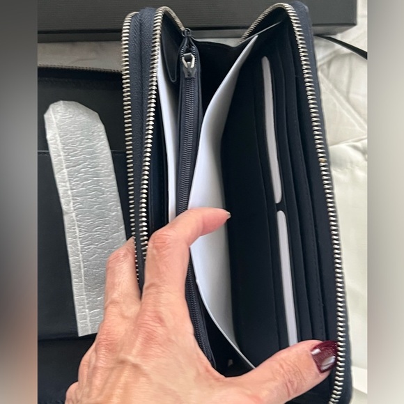 New Gucci large leather travel wallet with micro GG - Picture 9 of 10